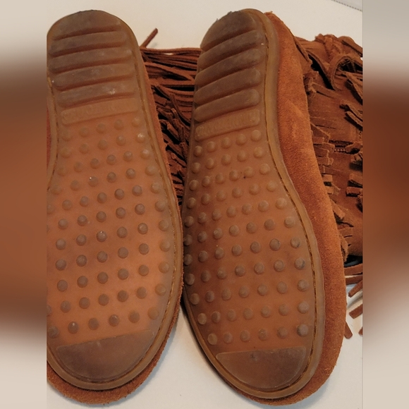Minnetonka kids 3 layer Fringe Boot - Picture 2 of 15